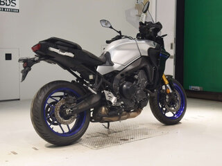 2021 Yamaha MT-09 Tracer (FJ-09), серебристый, 1200000 рублей, вид 4