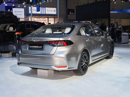 2026 Toyota Corolla XII (E210) Рестайлинг 2, серый, вид 4