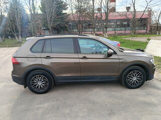 2020 Volkswagen Tiguan II, коричневый, 2800000 рублей, вид 3