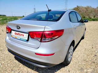 2017 Kia Rio III Рестайлинг, серебристый, 1066000 рублей, вид 3