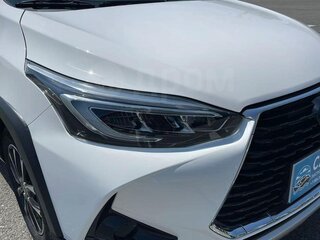 2022 Toyota Yaris IV, белый, 1395000 рублей, вид 3