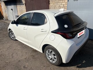 2020 Toyota Yaris IV, белый, 920000 рублей, вид 5