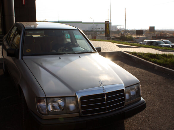 1987 Mercedes-Benz W124 230, белый - вид 1