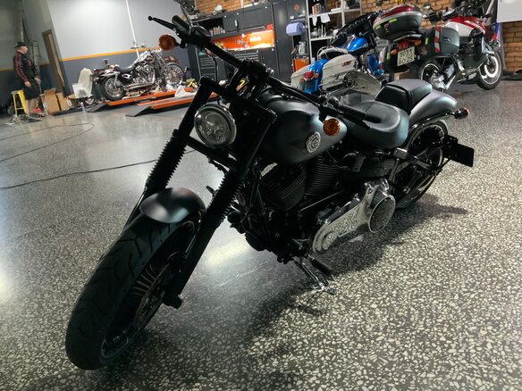 2016 Harley-Davidson Breakout, чёрный, 2359999 рублей - вид 2