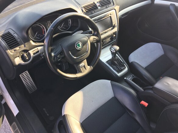 2010 Skoda Octavia RS II Рестайлинг, белый, 1500000 рублей - вид 4