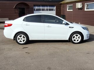 2014 Kia Rio 5-speed III, белый, 950000 рублей, вид 4