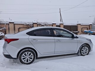 2021 Hyundai Solaris II Рестайлинг, серебристый, 1550000 рублей, вид 3