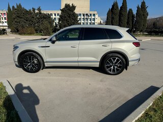 2021 Volkswagen Touareg III, коричневый, 7800000 рублей, вид 4