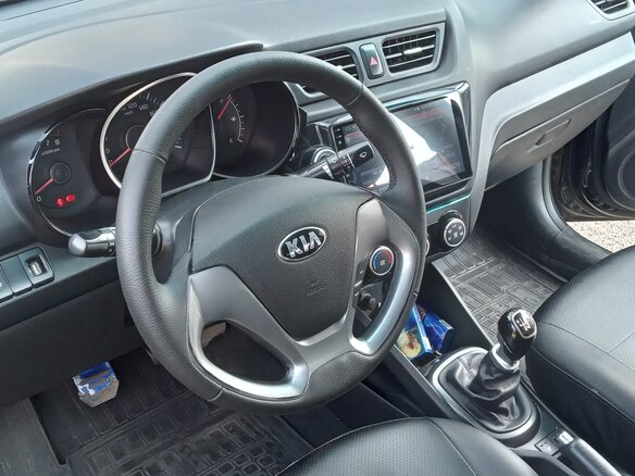 2015 Kia Rio III Рестайлинг, чёрный, 850000 рублей - вид 4