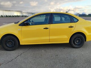 2017 Volkswagen Polo V Рестайлинг, жёлтый, 600000 рублей, вид 2