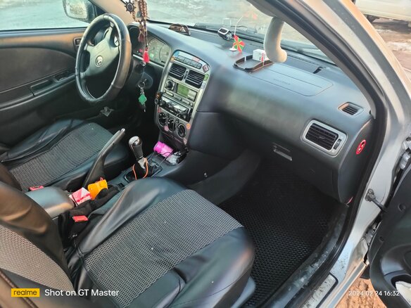 2001 Toyota Avensis I Рестайлинг, серебристый, 470000 рублей - вид 2