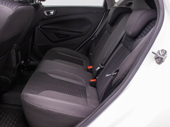 2016 Ford Fiesta Mk6 Рестайлинг, белый - вид 10