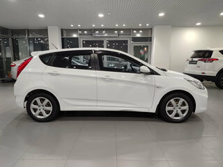 2013 Hyundai Solaris I, белый, 670000 рублей, вид 4