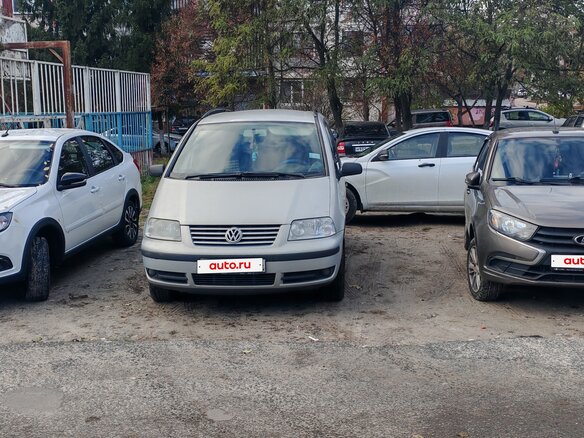 2003 Volkswagen Sharan I Рестайлинг, серебристый, 400000 рублей - вид 1