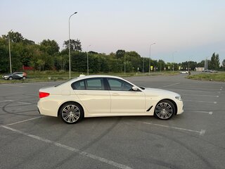 2019 BMW 5 серии 530d xDrive VII (G30/G31/G38), белый, 4380000 рублей, вид 4