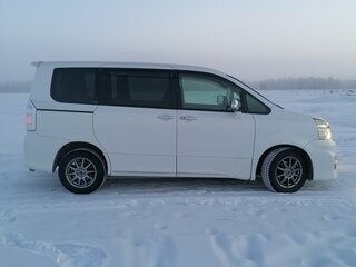 2013 Toyota Voxy II (R70) Рестайлинг, белый, 1850000 рублей, вид 3