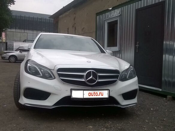 2013 Mercedes-Benz E-Класс 200 IV (W212, S212, C207) Рестайлинг, белый - вид 2