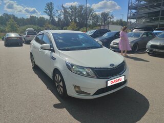 2014 Kia Rio 4-speed III, белый, 850000 рублей, вид 4