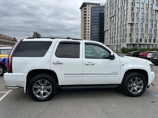 2013 Chevrolet Tahoe 6AT III, белый, 2700000 рублей, вид 3