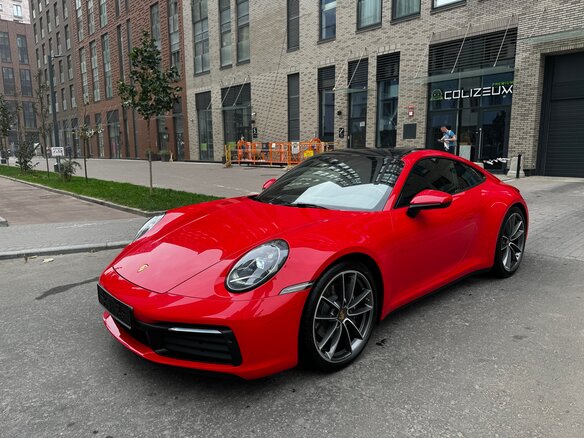 2019 Porsche 911 Carrera 4 VIII (992), красный, 12999999 рублей - вид 4