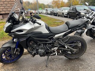 2015 Yamaha MT-09 Tracer (FJ-09), серебристый, 700000 рублей, вид 3