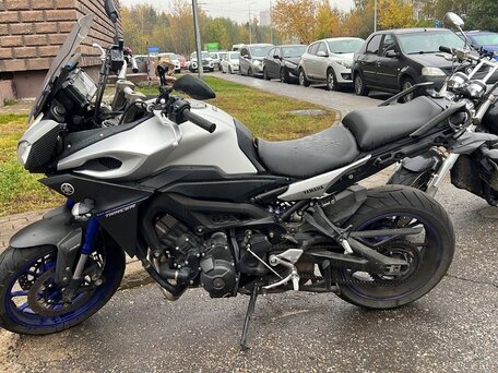 2015 Yamaha MT-09 Tracer (FJ-09), серебристый, 700000 рублей, вид 3