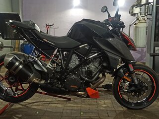 2018 KTM 1290 Super Duke R, чёрный, 1235365 рублей, вид 2