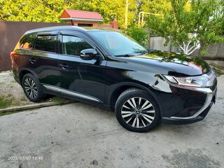 2020 Mitsubishi Outlander III Рестайлинг 3, чёрный, 2100000 рублей, вид 4