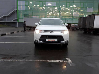 2014 Mitsubishi Outlander III Рестайлинг, белый, 1850000 рублей, вид 3