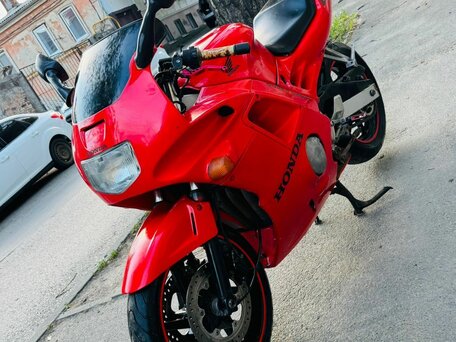 1991 Honda CBR 600F, красный, 300000 рублей, вид 2