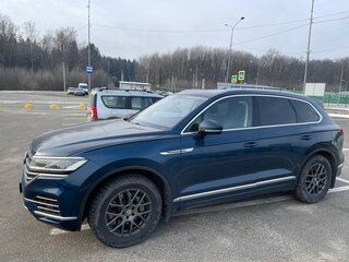 2018 Volkswagen Touareg III, синий, 4350000 рублей, вид 4