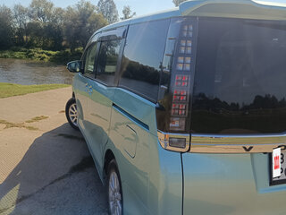 2016 Toyota Voxy III (R80), зелёный, 1900000 рублей, вид 3