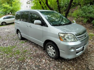 2005 Toyota Noah I (R60), серый, 760000 рублей, вид 1