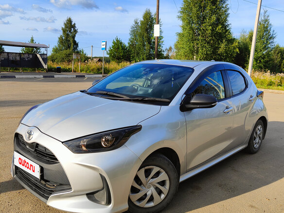 2020 Toyota Yaris IV, серебристый, 1200000 рублей - вид 4