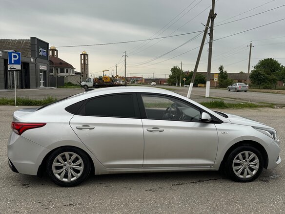 2019 Hyundai Solaris II, серебристый, 1150000 рублей - вид 1