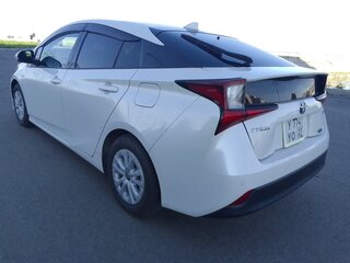 2019 Toyota Prius IV Рестайлинг (XW50), белый, 1850000 рублей, вид 4