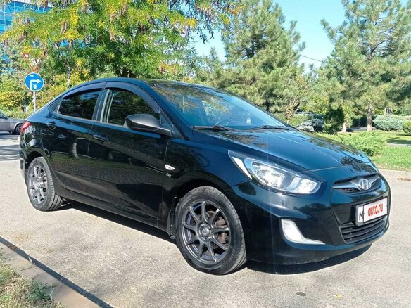 2013 Hyundai Solaris I, чёрный, 1030000 рублей - вид 3