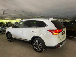 2019 Mitsubishi Outlander III Рестайлинг 3, белый, 3500000 рублей, вид 5