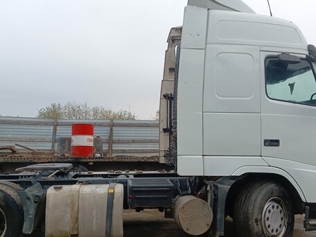 2002 Volvo FH, белый, 2950000 рублей, вид 1