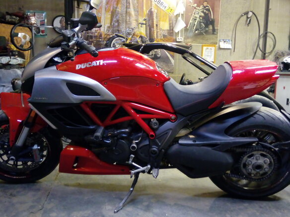 2011 Ducati Diavel, красный - вид 5