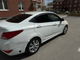 2014 Hyundai Solaris I Рестайлинг, белый, 650000 рублей, вид 3