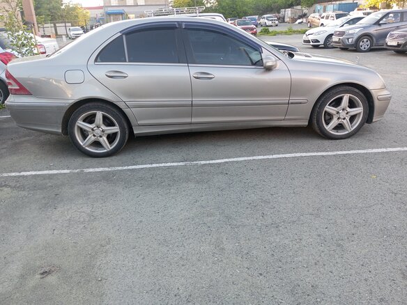 2004 Mercedes-Benz C-Класс 240 II (W203) Рестайлинг, серый, 870000 рублей