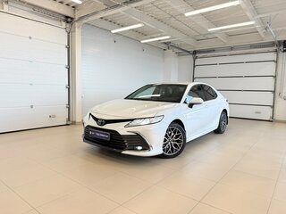2021 Toyota Camry VIII (XV70) Рестайлинг, белый, 3199900 рублей, вид 1