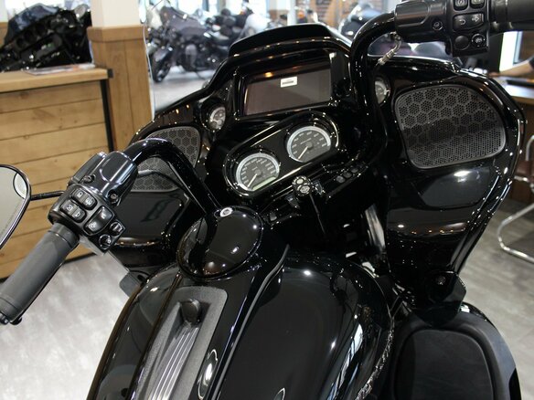 2023 Harley-Davidson Road Glide Limited, чёрный, 3990000 рублей - вид 17