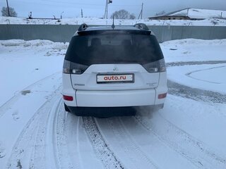 2011 Mitsubishi Outlander II Рестайлинг, белый, 1400000 рублей, вид 4