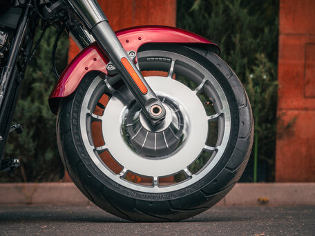 2023 Harley-Davidson Fat Boy, пурпурный, 3590000 рублей, вид 5
