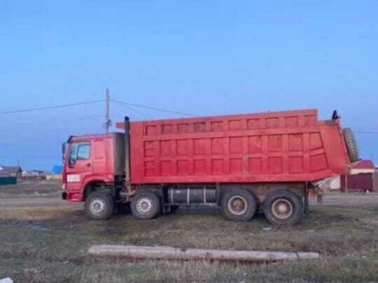 2011 Sinotruk Howo A5, красный, 2150000 рублей - вид 1