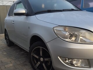 2010 Skoda Fabia II Рестайлинг, серебристый, 550000 рублей, вид 2