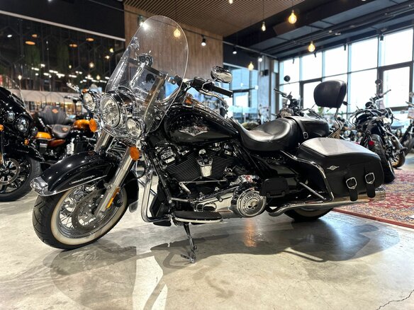 2018 Harley-Davidson Road King, чёрный, 2400000 рублей