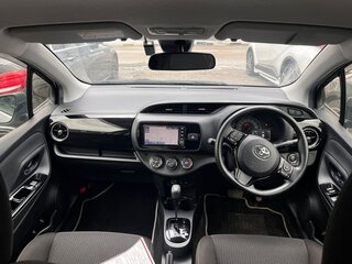 2019 Toyota Vitz III (XP130) Рестайлинг 2, серебристый, 1220000 рублей, вид 4